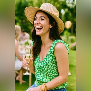 NWT ❤️ Lush Green Top, size Large